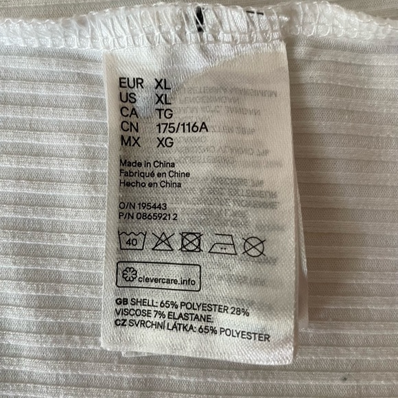 H&M Off-Shoulder Top with Tortoise Button in White, Size XL - Picture 5 of 5